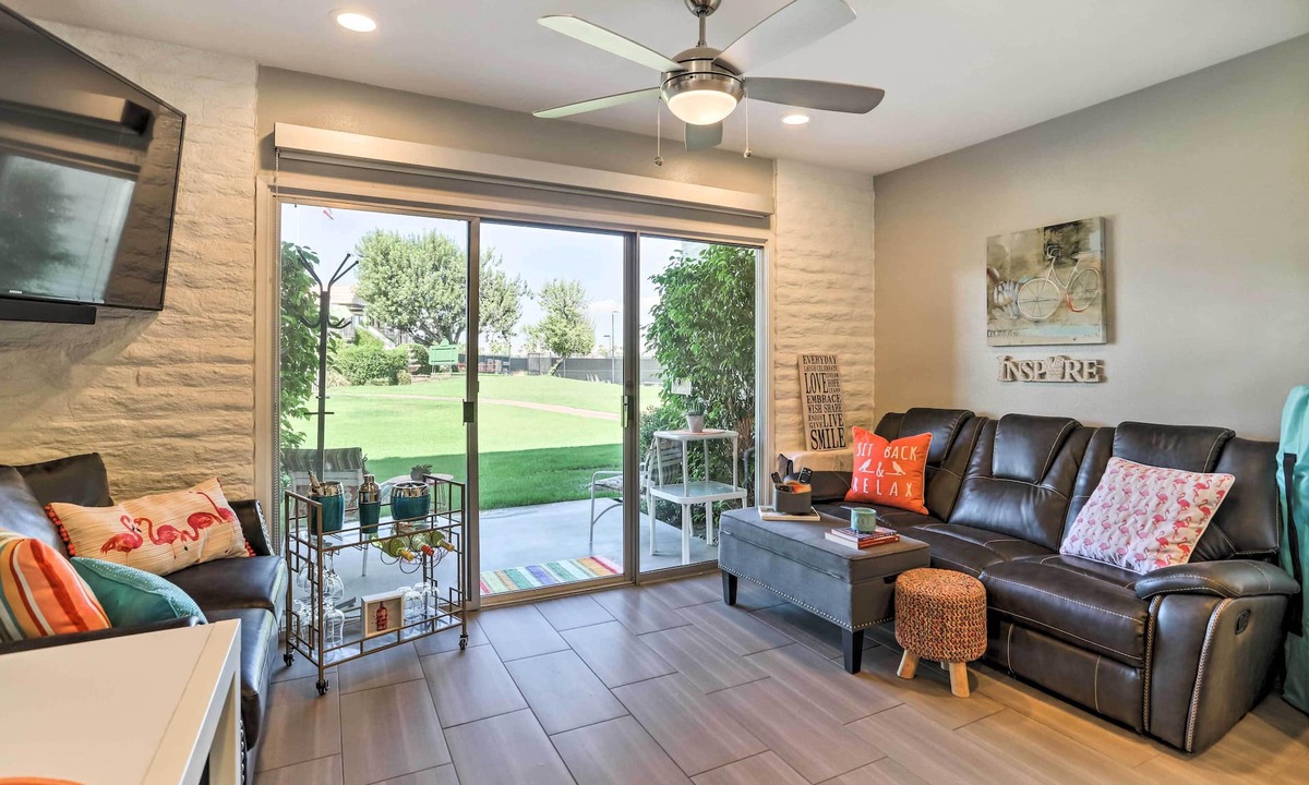 Palm Desert Apartment | Pool & Hot Tub Access: Palm Desert Studio Condo