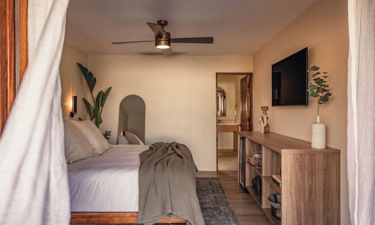 Uptown Design District Hotel | Poolside King Suite Escape