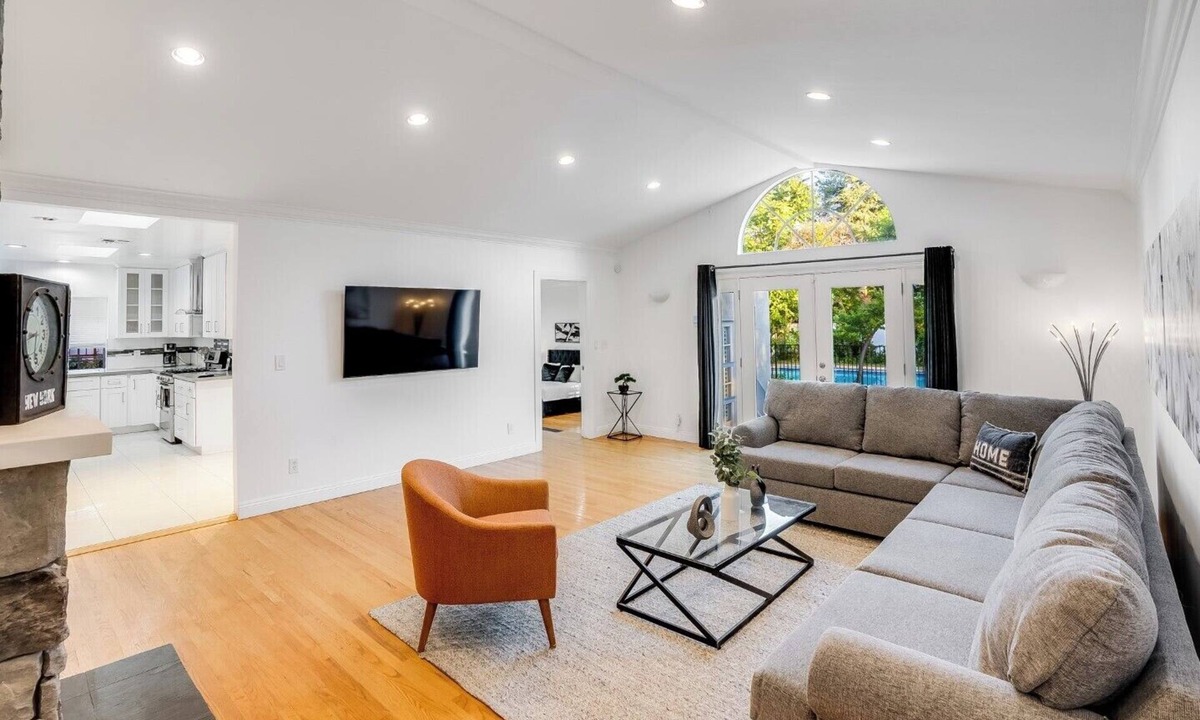Valley Village House | Prime center location house w/pool 7 mins to Universal Studios