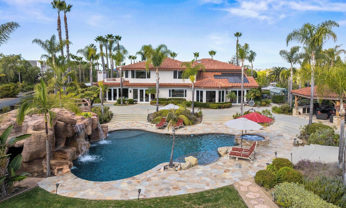 Encinitas House | Private 2 acre 5-bedroom estate in Encinitas with resort pool and guest house