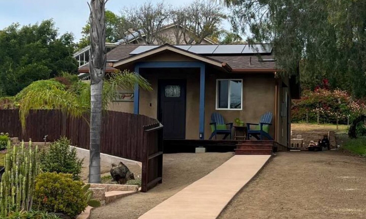 Vista House | Private detached 1 bedroom bungalow in lovely Vista with AC