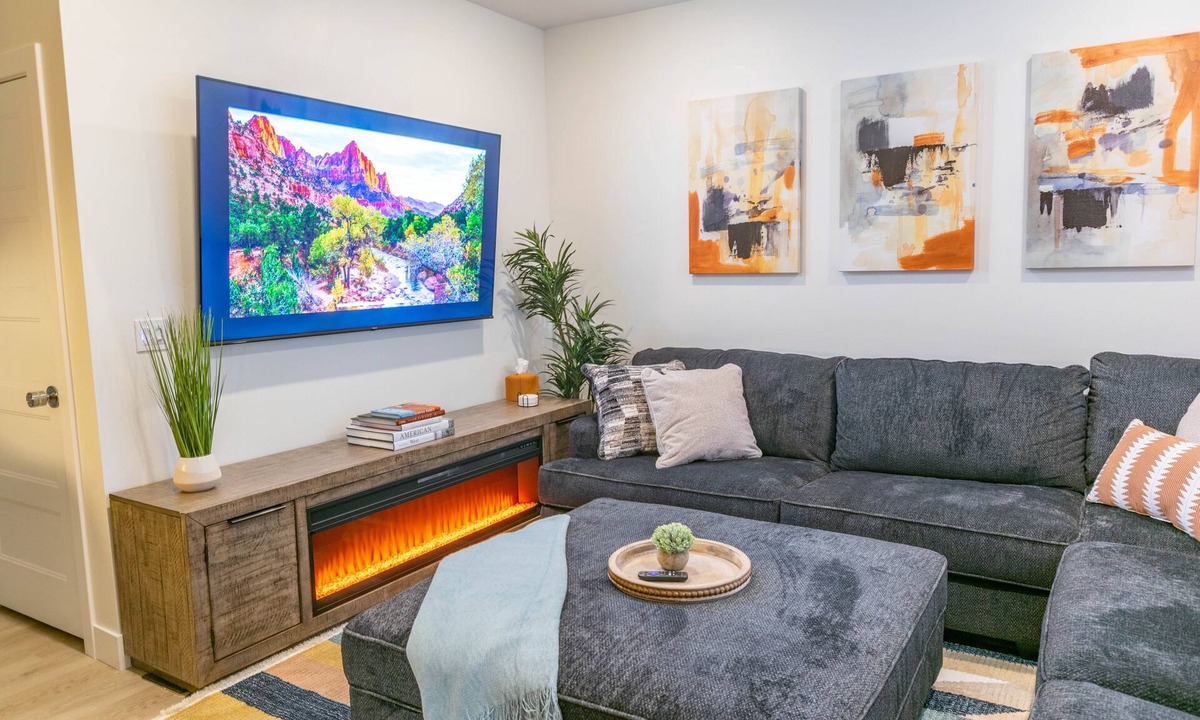 Kanab House | Private Hot Tub. EV Charger. Near Zion. Sleeps 8