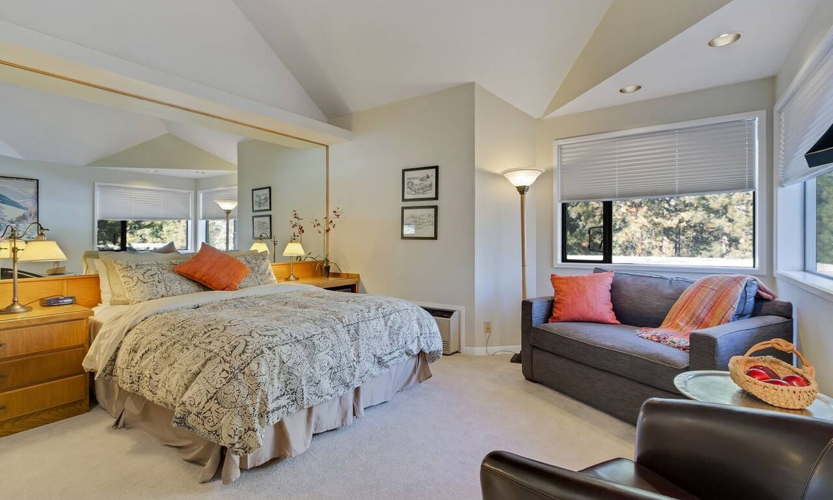 Century West Hotel | Private Mt. Bachelor Village suite in Bend with access to resort hot tubs/pool