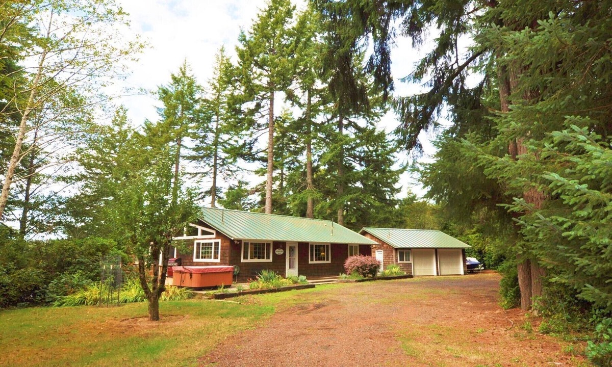 Dunes City House | Private One-Acre Woahink Lake View Retreat, Hot Tub & Dock Access