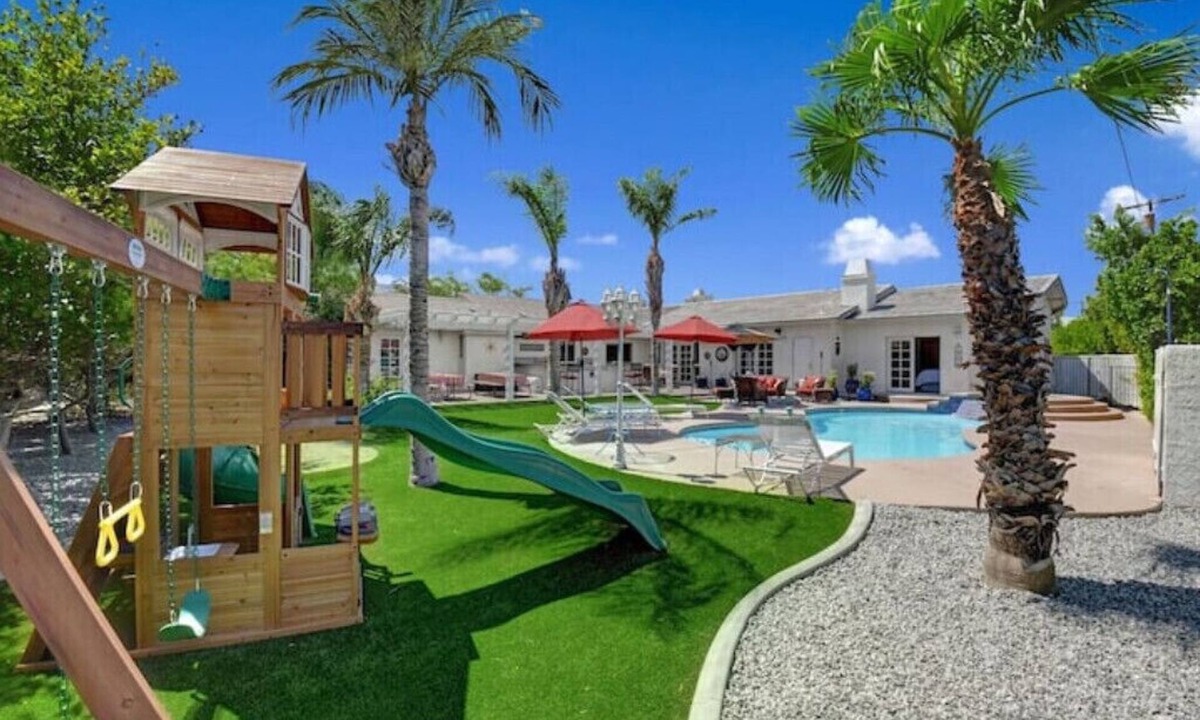 Palm Springs House | PS Casablanca, 5 bedrooms 4 baths a family oasis. Newly remodeled pool and spa