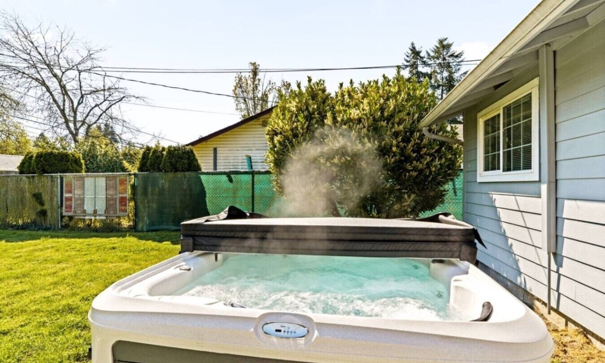 Eugene House | Puddles` Retreat with Hot Tub & Game Room