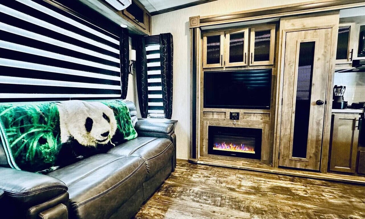 Ahwahnee House | Puffy Panda RV - Hot Tub - Pet Friendly - Sleeps 2