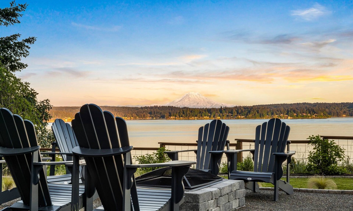 Burley House | Puget Sound Waterfront | Eagles, Orcas & Mt. Rainier Views