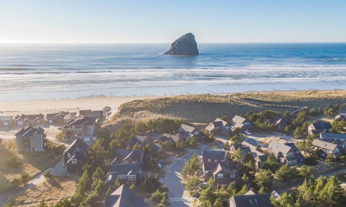 Shorepine Village House | Pura Vida- Perfect beach house.HOTTUB!