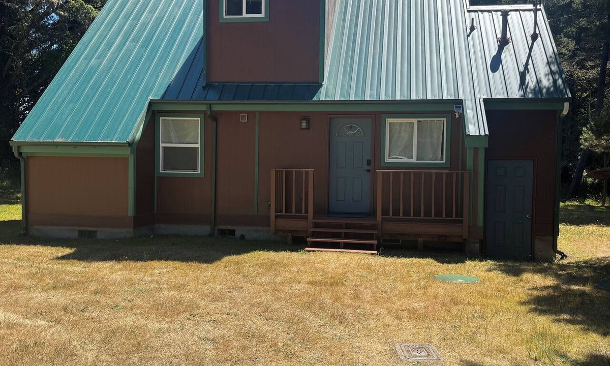 Sunset Beach House | Quaint 2-bedroom house in charming Warrenton perfect for relaxing stays