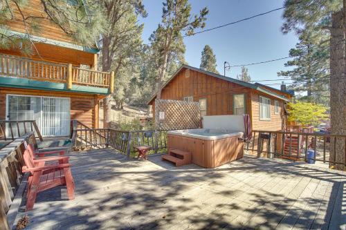 Whispering Forest House | Quaint Big Bear Home w/Hot Tub: 4 Mi to Skiing!