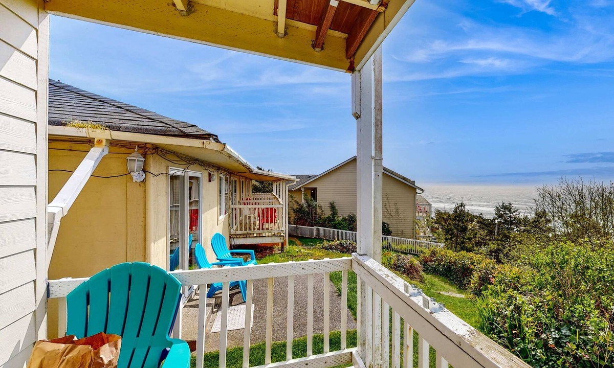 Lincoln City House | Quaint Condo with Ocean Views and Easy Beach Access Dogs OK