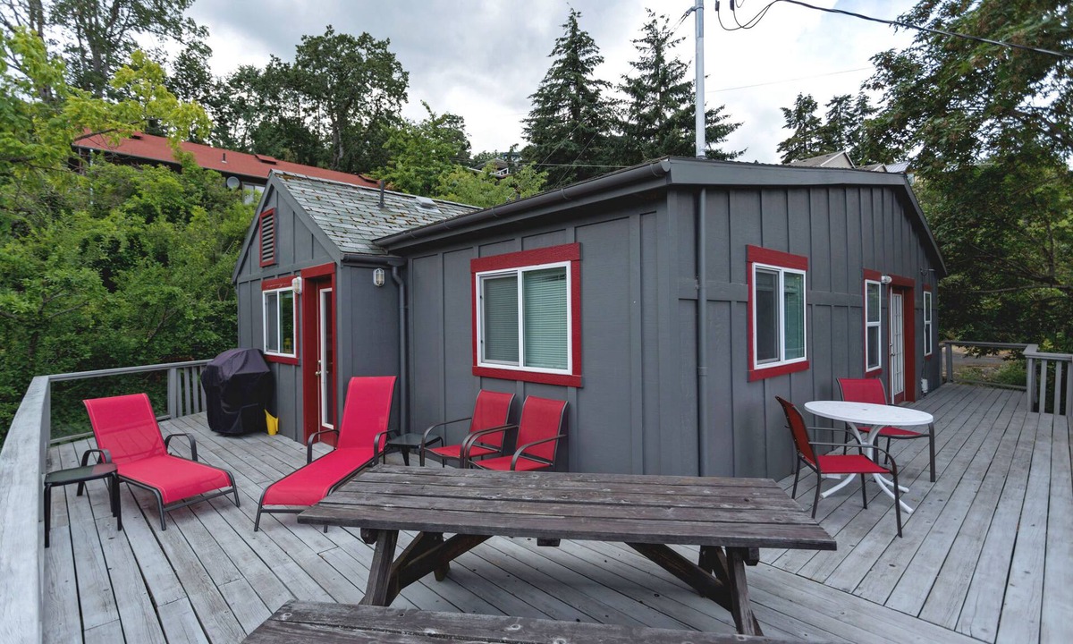 Hood River House | Quaint & cozy home in DT Hood River, AMAZING Views off the privacy deck