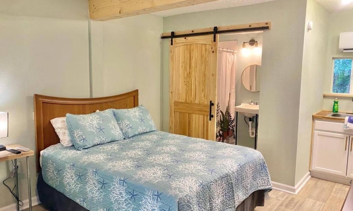 Panacea Apartment | Queen Kitchenette by the Bay #14
