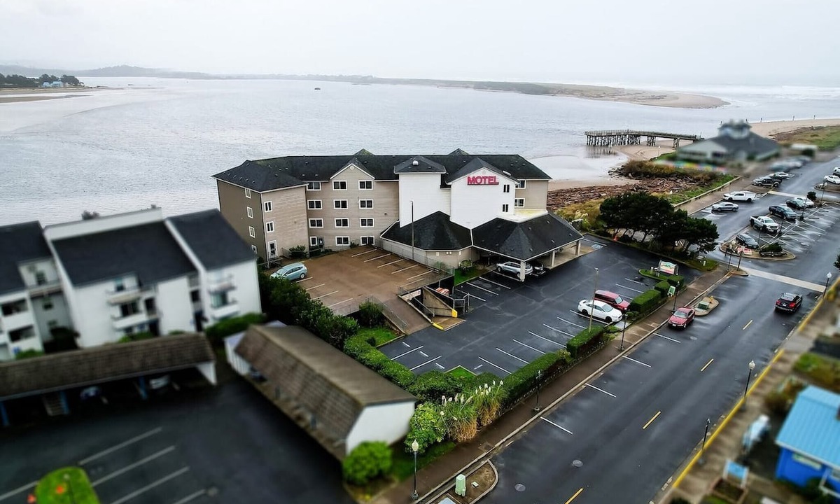 Lincoln City Apartment | Queen Room Accessible - Bay view (Pet Friendly)