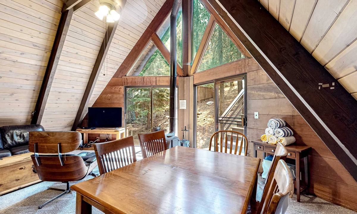 Tahoe Paradise House | Quiet A-frame cabin near town with forest views & WiFi - dog-friendly