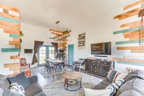 Landers House | Quiet Oasis w/Hot Tub: 21 Mi to Joshua Tree!