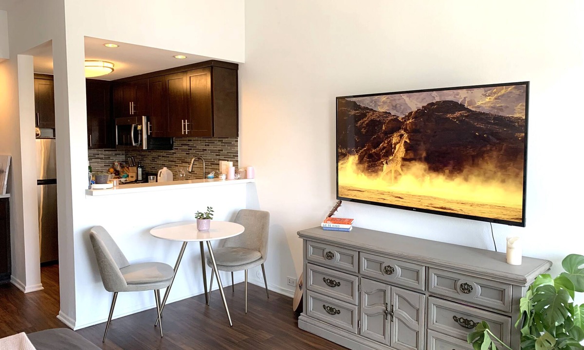 Beverly Grove Apartment | Quiet West Hollywood Oasis: Location, Location, Location