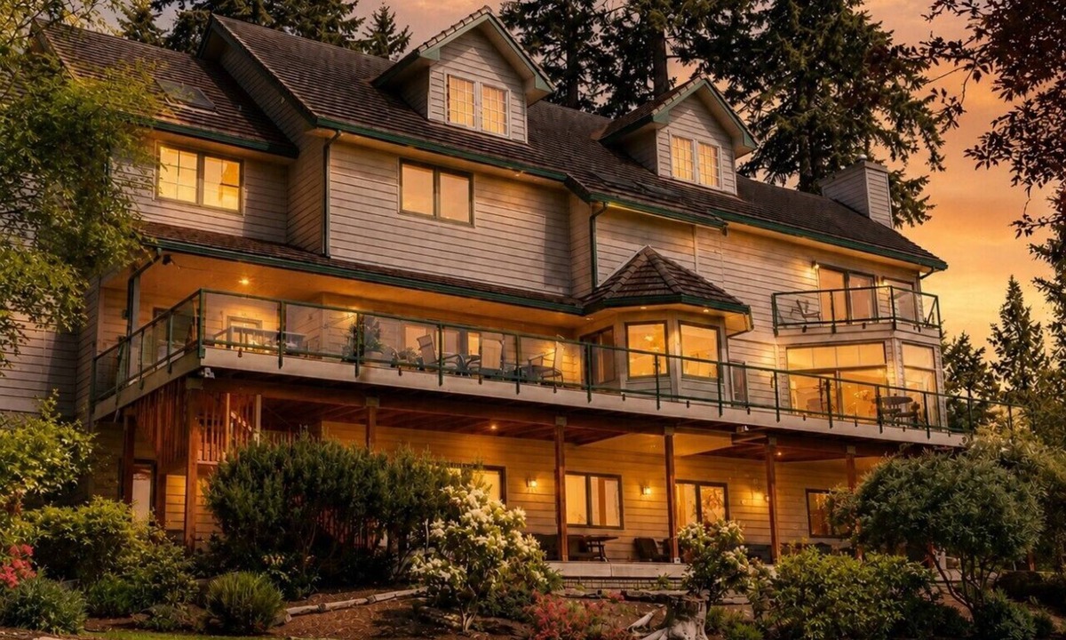 Clinton House | Quintessa I Sleeps 36 I Reunions I Corporate Events I Small Weddings
