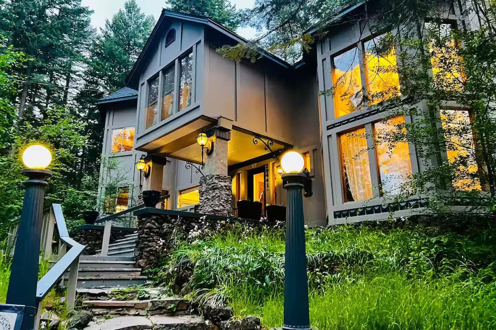 Klamath Falls House | Ravenwood Manor Sleeps 12 Family Friendly