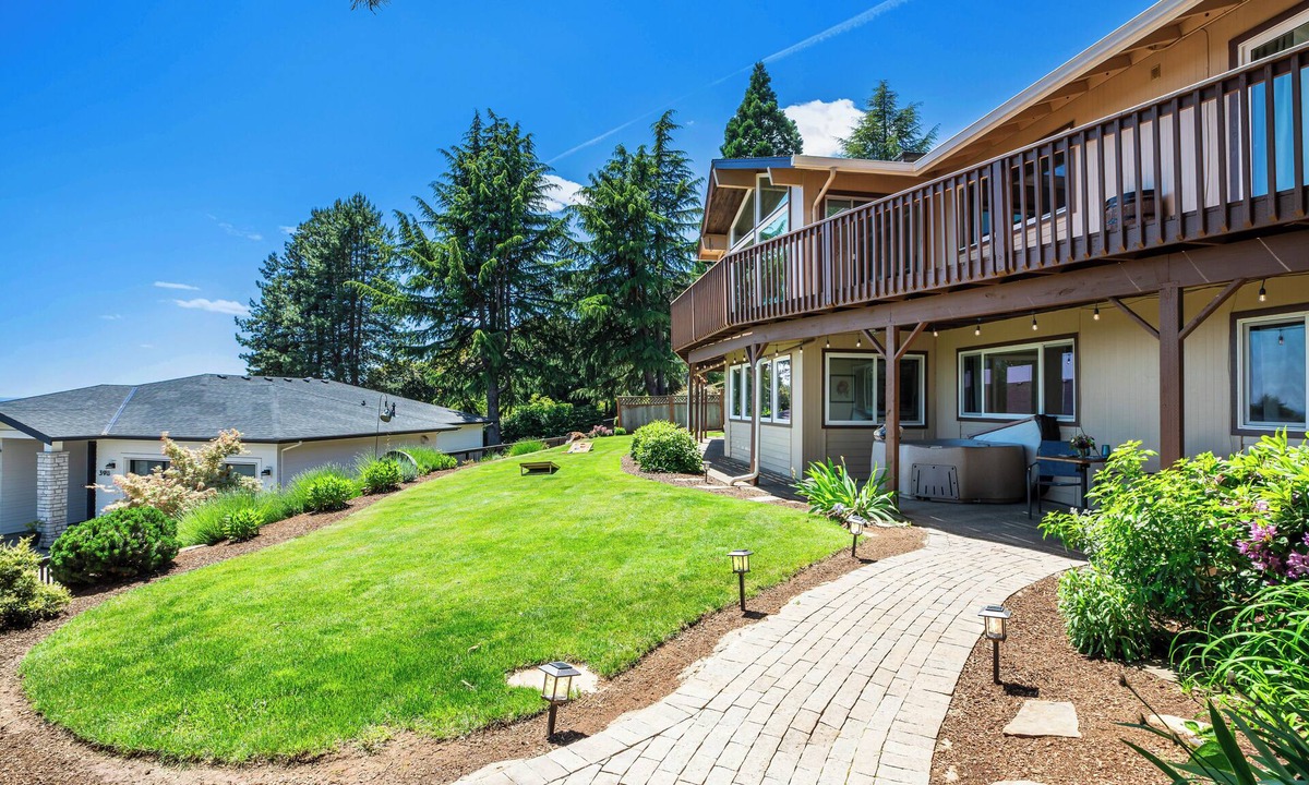 Dundee House | Red Hills Vacation | 3BR Hot Tub, Sauna & Views