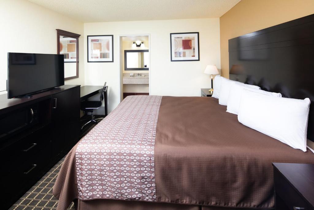 Bechelli Hotel | Red Lion Inn & Suites Redding