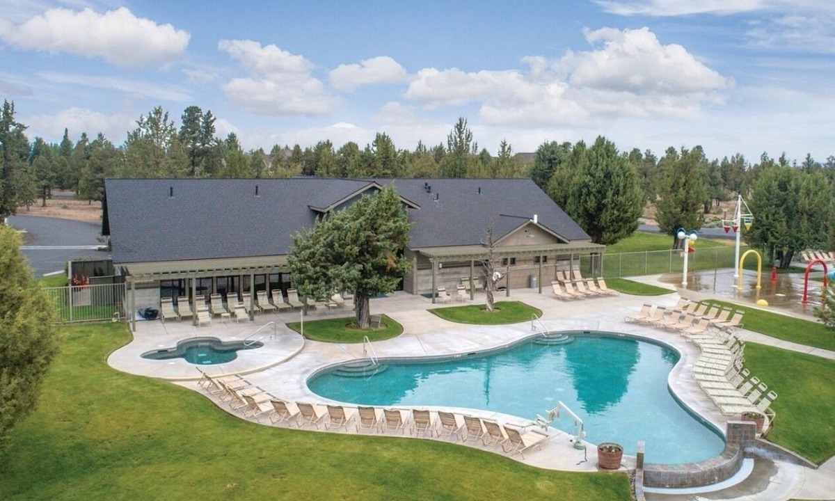 Redmond Resort | Redmond | High Desert Scenic Stay | Pool + Trails | 2BR Upper Floor