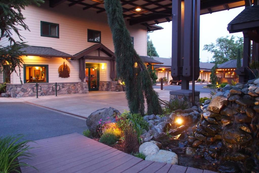 Grants Pass Hotel | Redwood Hyperion Suites