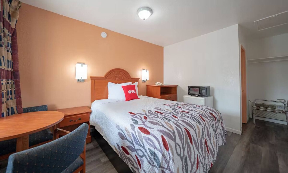 Madras Hotel | Relax After Exploring Local Attractions at a Quiet Room w/King Bed