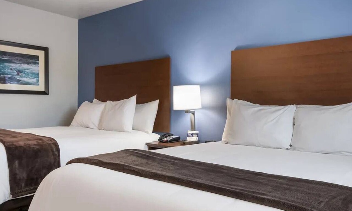 Southern Crossing Hotel | Relax in a Family-Friendly Room with Kitchen, Walk to Bend's Restaurants.
