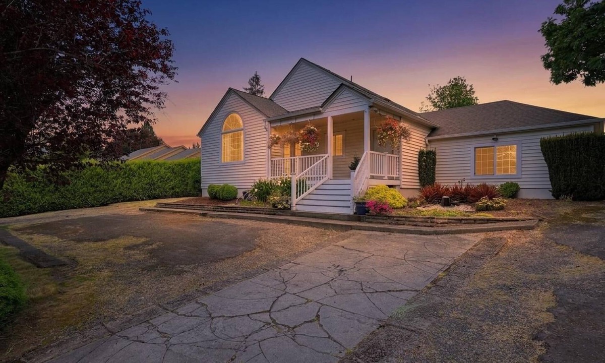 Oak Grove House | Relaxing 3BR Escape w/Hot Tub Near Portland