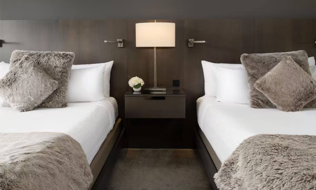 Downtown Portland Hotel | Relaxing Room Featuring Contemporary Décor & Prime Access to Downtown Areas