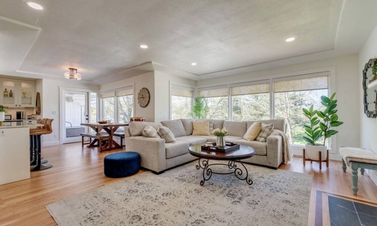 Saint Paul House | Remodeled cozy farmhouse on a 100 acre hazelnut orchard!
