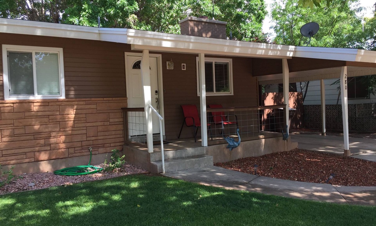 Kanab House | Remodeled in-town beauty with Mountain Views! Large, fully fenced back yard.