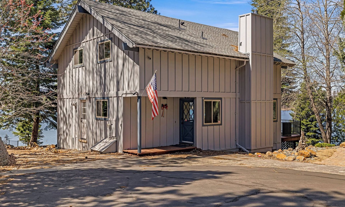 Lake Almanor West Cabin | Remodeled Lakefront Home - Lake Almanor. Private dock and buoys.