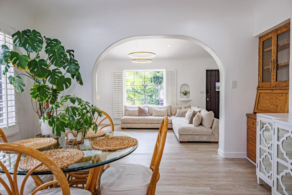 Sunset Park Apartment | Renovated 3BR Santa Monica Home - Sleeps 6