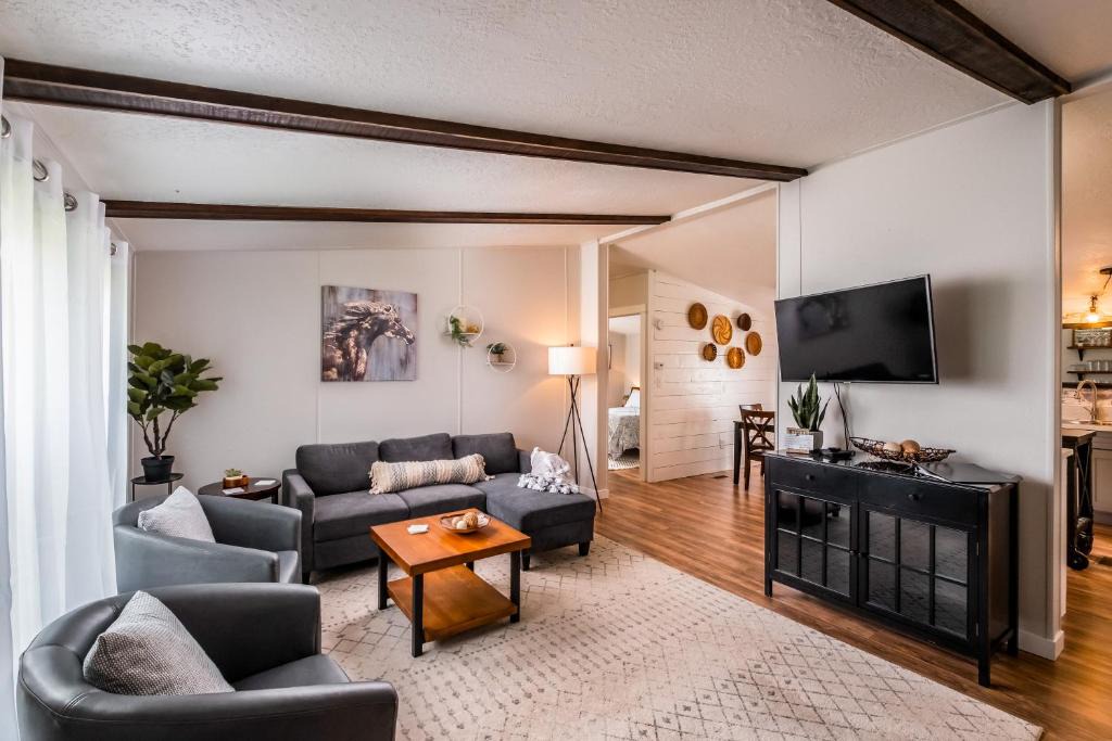 Philomath House | Renovated Bungalow Getaway