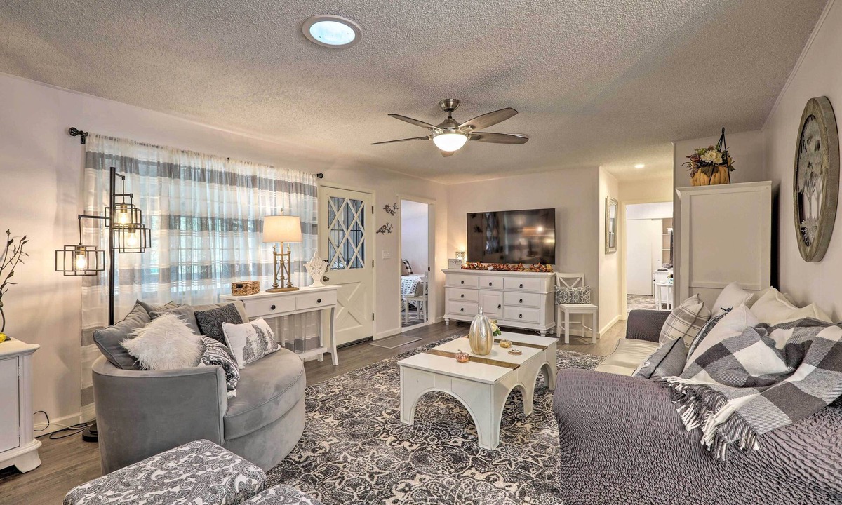 Munds Park Cottage | Renovated Cottage w/Fire Pit in Munds Park!