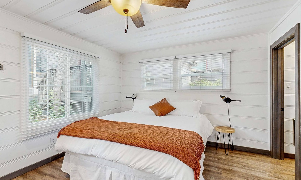 Lakeside Park Apartment | Renovated Studio with Full Kitchen & hot tub access-Walk to Lakeside Beach