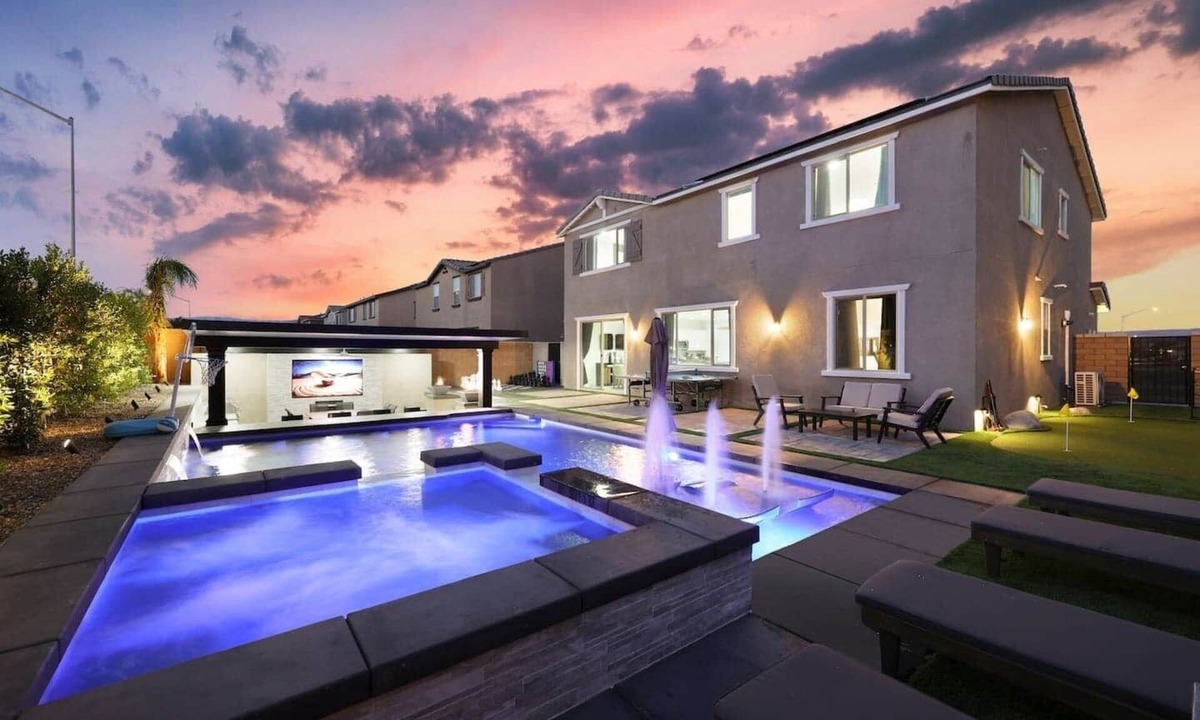 Coachella House | Resort Game Room Heated SwimUpBar Geyser Mini Golf