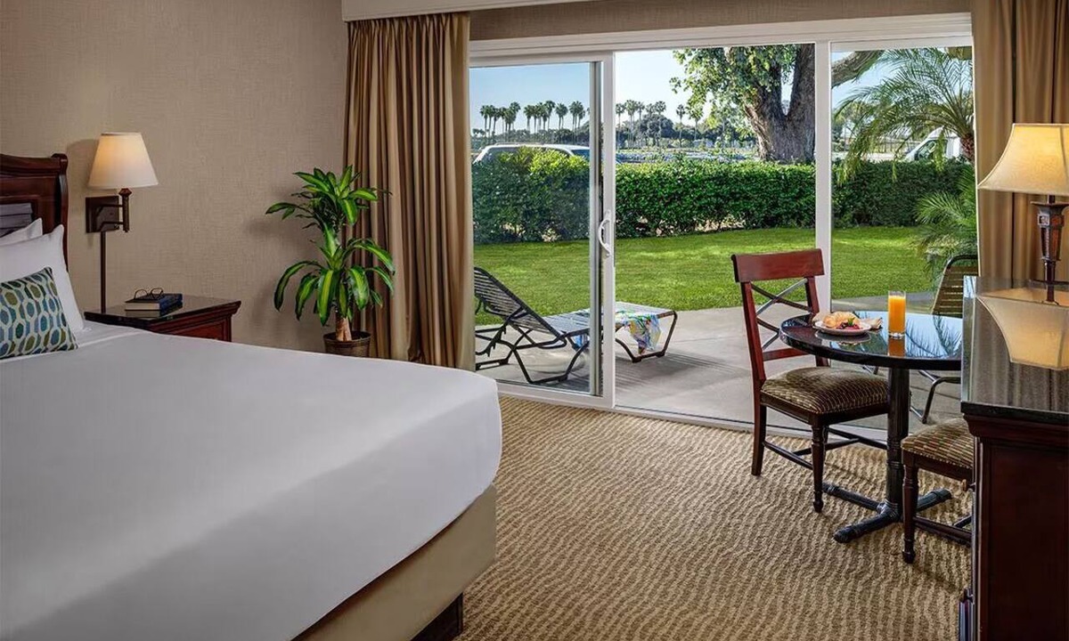 Central Mission Beach Hotel | Resort King, Bahia Resort Hotel, Heated Pool, Private Beach, Near SeaWorld