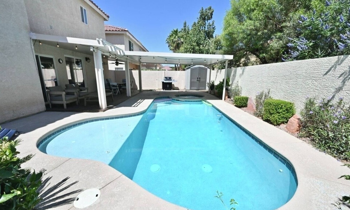 Las Vegas House | Resort style home w/HEATED pool and spa