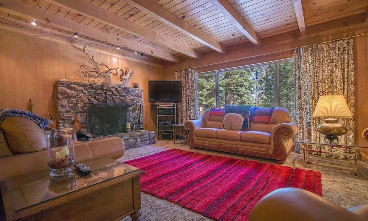 Tahoma House | Retro Home in Chamberlands - Beach Access