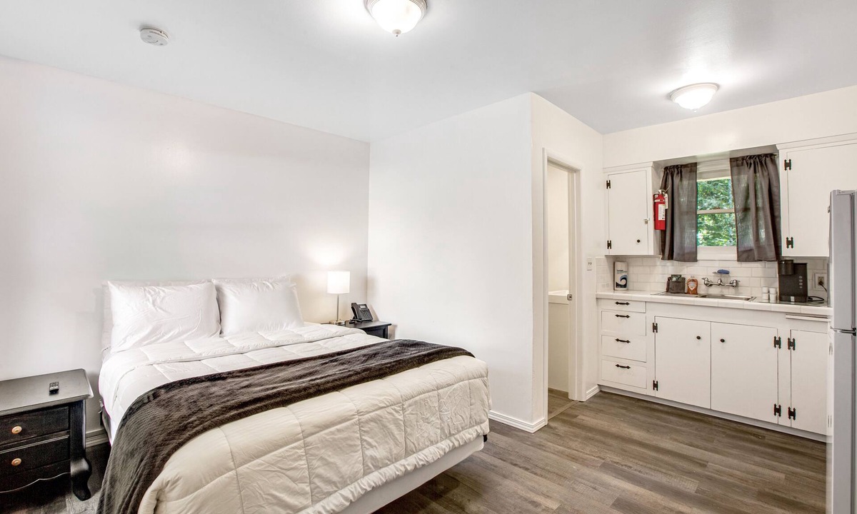 Nahcotta House | Retro motel suite near the bayshore with firepit & WiFi