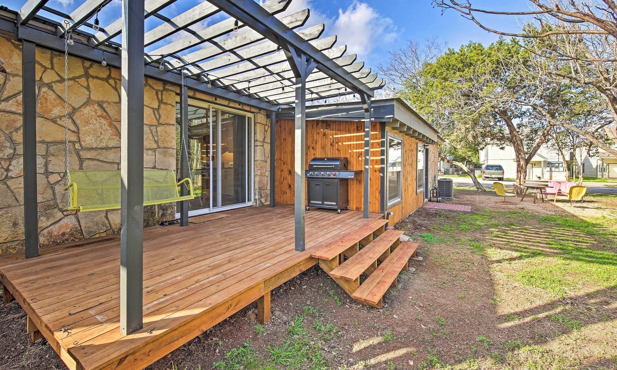 Blanco Cottage | Retro Updated Blanco Abode - Steps to Main Street!
