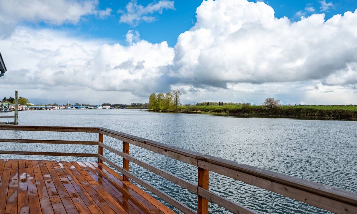 Scappoose Boat Rental | River Fox Floating Home in Scappoose Or. 3 bd, 2 bth.