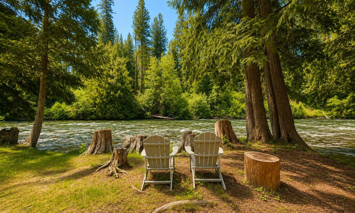 Ardenvoir Cabin | River | Hot Tub | Firepit | BBQ | Dogs OK | Deck