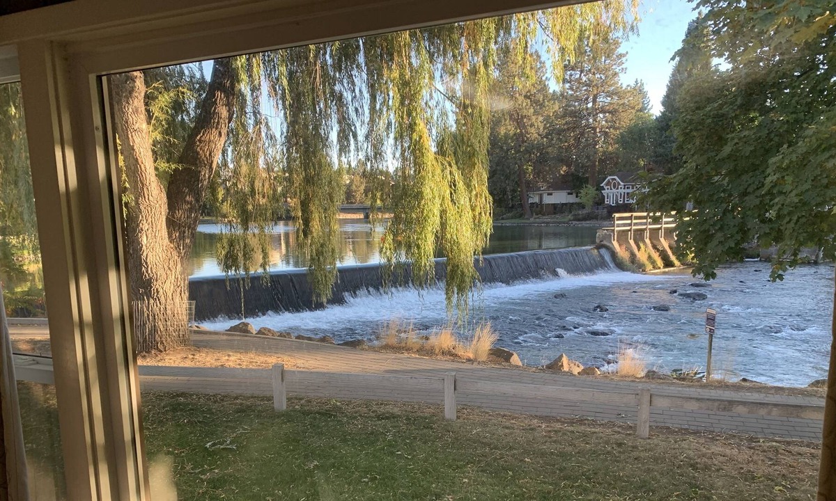 Bend Cottage | River Walk