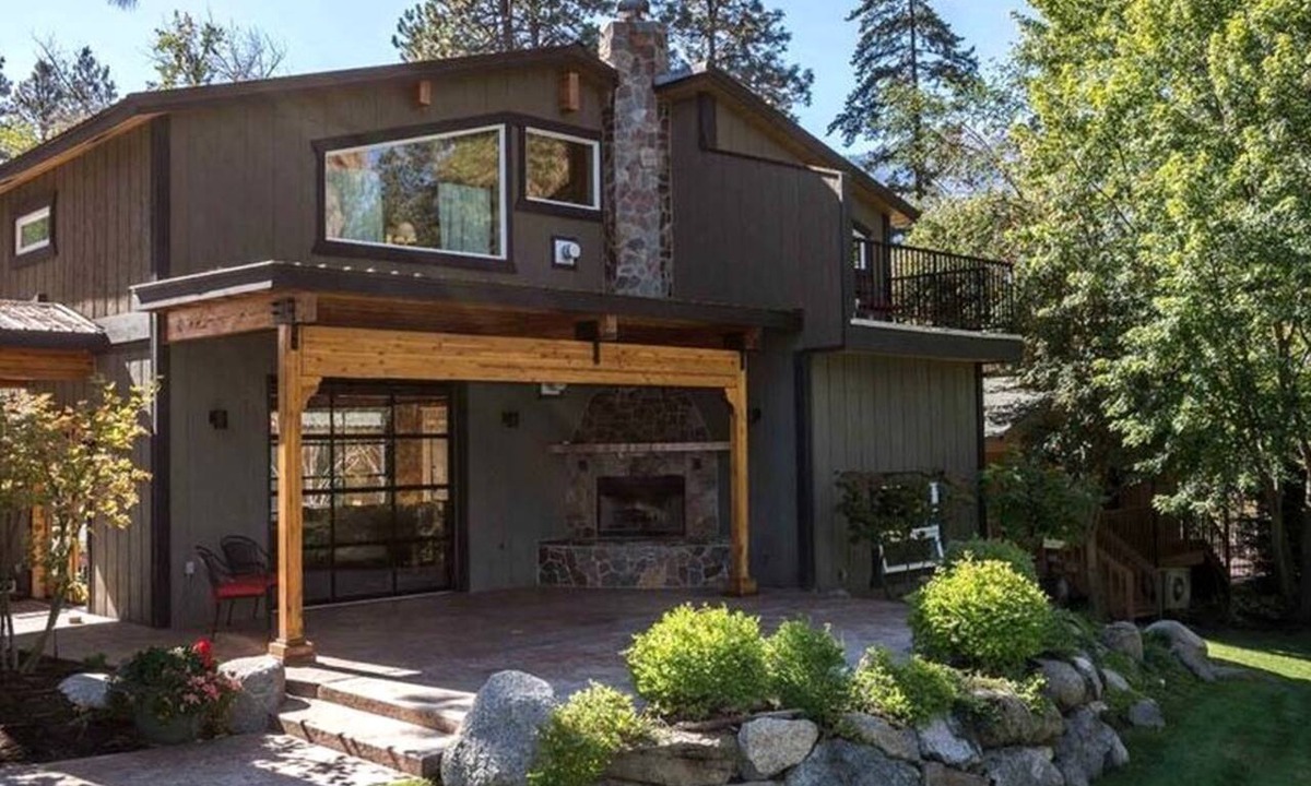 Leavenworth Cabin | Riverfront Cabin with Modern Loft Interior in Leavenworth, Washington
