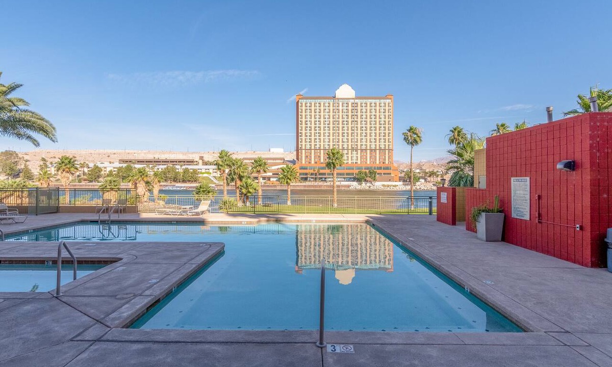 Bullhead City Condo | Riverfront Condo w/beach, boat launch, pool & spa